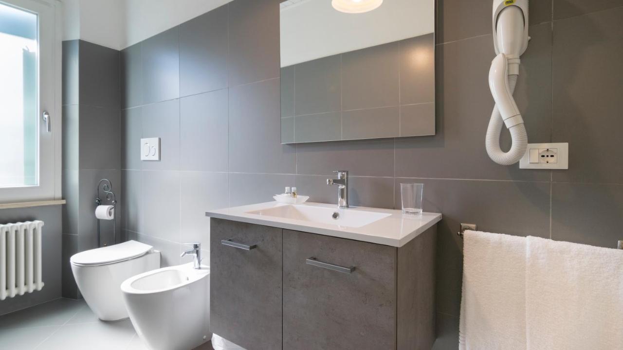 Fiori Sull'Acqua Apartments 페스키에라델가르다 외부 사진